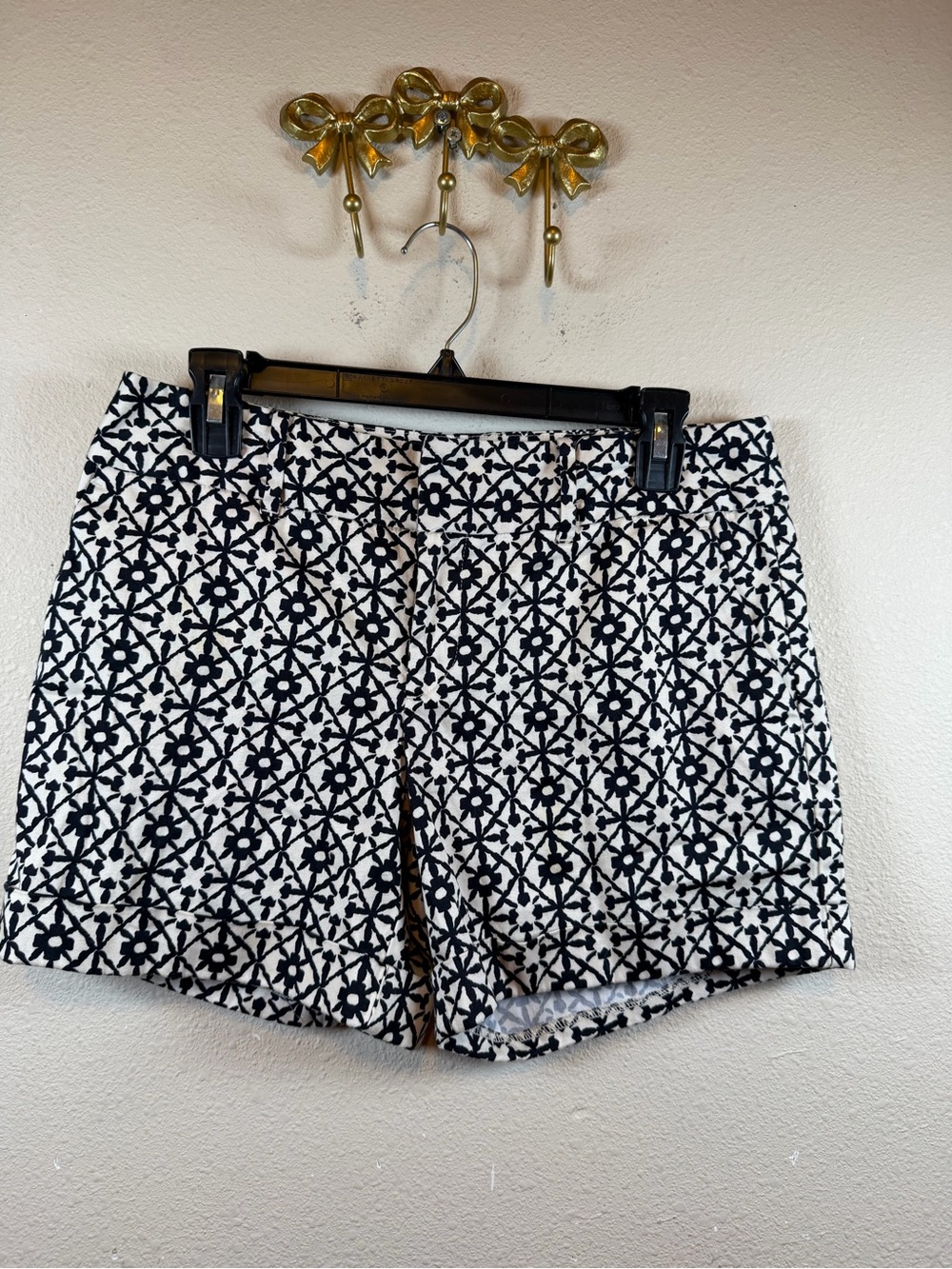 INC International Concepts Black and Ivory Geometric Print Shorts. Size 8